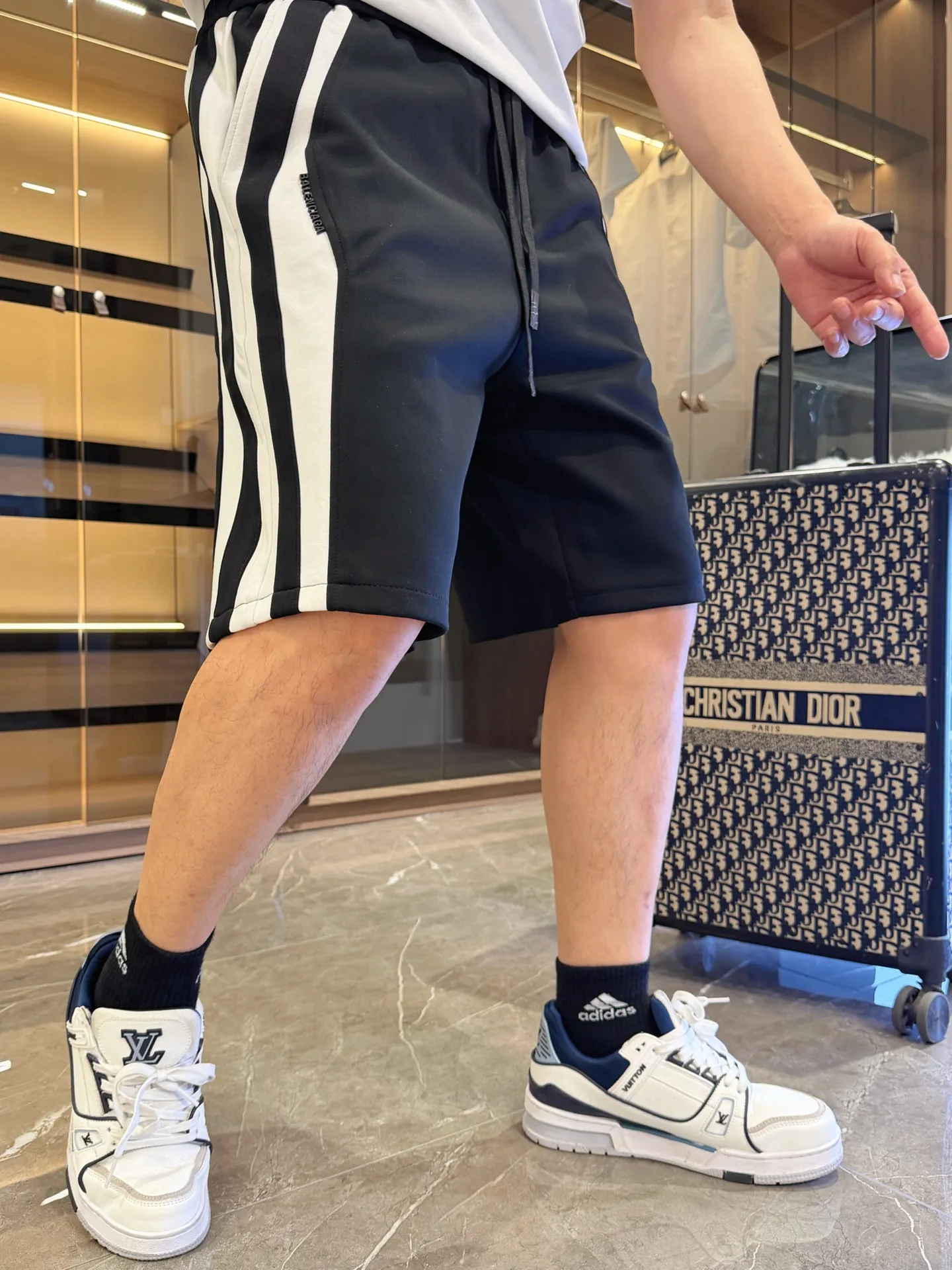 Balenciaga's three-standard complete 2026 summer New Arrival men's casual shorts, advanced custom-made Breathable fabric, Breathable fabric, extremely stretchy and comfortable, impeccable details, top-grade accessories, original logo design concept, delicate and soft feel! The upper body fit is awesome! Size: M-XXXL Please state your height and weight when ordering